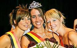 Miss Vilvoorde Jessica kreeg meteen felicitaties van haar eredames Melissa en Lynn. Koen Merens