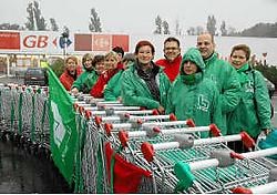 De winkelkarretjes deden dienst als versperring van de ingang. <br>Gert Devocht
