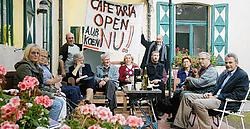 De klanten van het Hof van Coolhem kwamen de cafetaria symbolisch heropenen. Inge Van den Heuvel<br>
