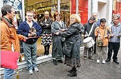 Met de traditionele knip van het lint werd de winkelwandeltentoonselling geopend. Koen Merens