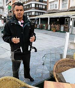 Andre Meulman van Café Leffe meet de schade op: 'Het gebeurt wel vaker dat er schade wordt aangericht aan de terrassen.' <br>Peter Maenhoudt<br>