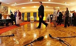 De Oekraïense president Viktor Joesjtsjenko brengt zijn stem uit in Kiev. Zijn partij haalt volgens exitpolls 13,4procent van de stemmen.afp<br>