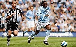 Emile Mpenza, die hier net Nicky Butt van Newcastle voorbij is gegaan, scoorde voor de tweede opeenvolgende week. ap<br>