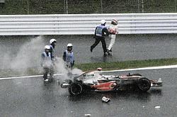 Fernando Alonso beëindigde zijn race in de bandenmuur. De wereldtitel lijkt nu wel heel ver weg. reuters<br>