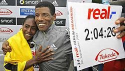 Haile Gebreselassie viert met Gete Wami zijn overwinning in Berlijn.afp<br>