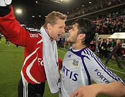 Ahmed Hassan is na de verloren partij te ontgoocheld om de fans te gaan groeten. Doelman Zitka wijst hem terecht. Photo News