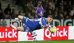Gent-doelman Bojan Jorgacevic stopt de voorzet van Jurgen Cavens met een spectaculaire zweefsprong. belga