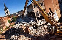 De grote slopingswerken voor het winkelproject Foruminvest zijn volop aan de gang. In de Wijngaardstraat gaan de gebouwen aan hoog tempo tegen de vlakte. Patrick Holderbeke<br>