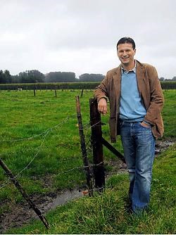 Guy Valckenier, voorzitter van SK Terjoden-Welle, is een tevreden man: 'Door de aankoop van het Broekpark vinden we eindelijk een vaste stek en kunnen we ook op lange termijn werken.'<br> Carol Verstraete