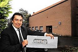 Koen Declerck toont de plannen van <br>de nieuwe serviceflats in Diksmuide. Isabelle Vanhassel
