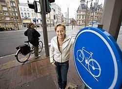 Parlementlid Annick De Ridder klaagt de verwarrende fietssituatie aan het kruispunt van de Nationale Bank op de Leien aan. Wim Kempenaers<br>