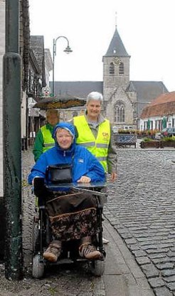 Chistel Rimbaut: 'De kasseien op het Wiezeplein zijn misschien wel mooi, maar voor een rolstoelgebruiker zijn ze allesbehalve aangenaam.'<br> Carol Verstraete