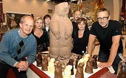 Brugge heeft er een lekkernij bij: de chocolademarmot. Kunstenaar Freddy De Waele (links) maakte een reuzenexemplaar. mvn<br>