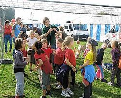 Het waterdorp in Huizingen lokte veel volk naar de kanaaloevers<br> in Lot.<br>yvan de saedeleer