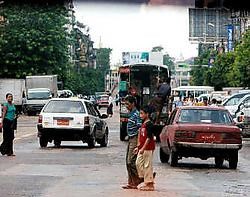 Het openbare leven in Myanmar trekt zich opnieuw op gang. De meeste wegblokkades zijn verdwenen.epa<br>
