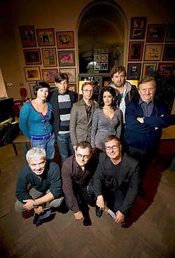 De cast van 'Los', met beneden in het midden Tom Naegels.wkd <br>