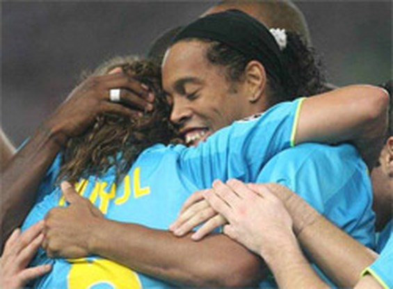 Berlusconi wil Ronaldinho naar AC Milan halen