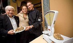 Sergio Salerno met dochter Isabella en toekomstige schoonzoon Fabrizio Piombo van Casa Al Parma met hun zwaarste truffel.Jef Collaer<br>
