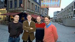 Raadslid Philippe de Coene (2de van links), brengt op vraag van Johan Verniest (links) en Luc en Bart Pauwels het ontslag van Moena Langenraedt op de politieke agenda. Patrick Holderbeke