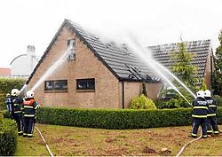 De brandweerkorpsen van Kaprijke en Eeklo hadden heel wat moeite om het vuur onder controle te krijgen.<br>Vacas