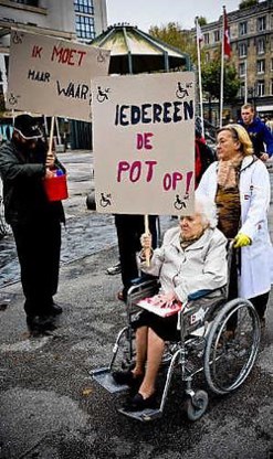 Met ludieke slogans voerden rolstoelgebruikers gisteren actie op de Groenplaats. Wim Daneels<br>