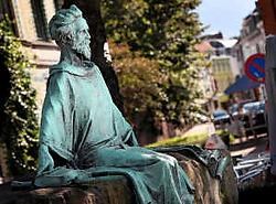 Professor-emeritus Jozef Janssens (KU Brussel) maakt van Hendrik van Veldeken eindelijk ook een mens van vlees en bloed. Yorick Jansens<br>
