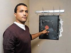 'De kluisdeur hield stand en daardoor raakten de inbrekers niet aan de autosleutels', toont Abdullai Adam. Stefaan Beel