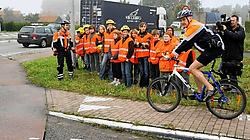 De leerlingen van het Sint-Aloysiusinstituut leren oversteken aan rotondes. Louis Verbraeken<br>