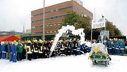 Meer dan driehonderd werknemers vatten gistermorgen post aan de zuidelijke ingang van Bayer/Lanxess. kf<br>