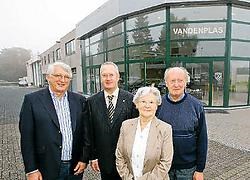 Directeur Eddy Vandenplas en zijn familie bij het garagebedrijf in Vossem. De vervuiling sluimert onder de grond.Koen Merens<br>