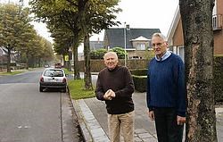Walter Vermote en Lucien Velghe: 'Blij dat de zieke bomen vervangen worden.' Stefaan Beel
