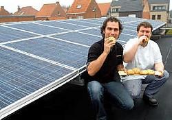 Bakker Wim Verhaegen liet 120 zonnepanelen op het dak van zijn bakkerij plaatsen en bakte daarop prompt broodjes op basis van zonnebloempitten. Lily Leys<br>