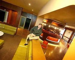 Karel Geys in de loungebar van het Euroshoppingcomplex. Inge Van den Heuvel