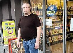 Stijn Manhaeghe betrapte twee dertigers toen die de deur van zijn krantenzaak wilden openbreken. Stefaan Beel
