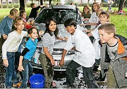 De kinderen konden zich uitleven met zeepsop en spons.Koen Merens
