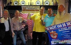 Richard en Jan Van Keer, Pieter Van Biesen, Luc De Decker en Filip Rombaut (zittend) brengen ambiance in de keet. Carol Verstraete<br>