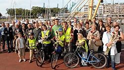 De haven bekoorde veel nieuwsgierigen. Michel Vanneuville