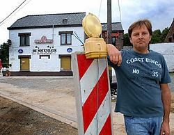 De uitbater van café De Notenbalk, op de grens van Asse en Meldert, gaat weer volop voor zijn muziekcarrière. Yvan De Saedeleer<br>