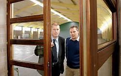 Schepen Jo Neirynck en jeugdfunctionaris Pieter Ornelis hopen dat de aanpassingswerken aan het jeugdcentrum nog dit jaar beginnen. David Stockman