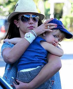 Britney met haar zoontje Jayden James. Photo News<br>