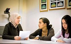 Tutor Hakima El Meziane (links) en leerlingen Nadia Belaiche en Seher Gök.Wim Kempenaers<br>
