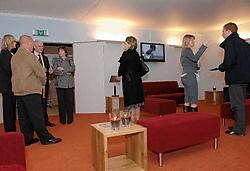 In de familiekamer kan de invoering van de kist in de oven op een videoscherm gevolgd worden.Michel Vanneuville<br>