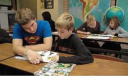 Laatstejaars nemen het werk van de ouders over. Ze helpen kinderen bij hun huiswerk. <br>Gert Devocht