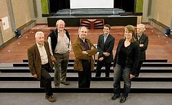 Burgemeester Danny Claeys (midden) en het team van de vernieuwde Nova zijn klaar voor de heropening. David Stockman<br>