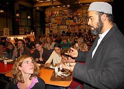 Studenten maken in het Almarestaurant kennis met de ramadan.Johan Van Cutsem<br>