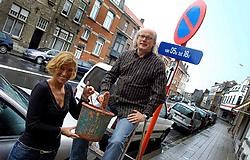 Een parkeerplaats vinden in de Veldstraat is geen sinecure, zoals Relinde Jaspers en Martin Baert mochten ondervinden toen ze hun huis opknapten. Patrick Holderbeke