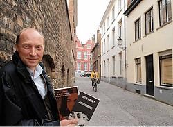 Gids Kurt Gotze van de gidsen-<br>vereniging, aan het huisje waar de dichter stierf, loodst u langs de belangrijkste plekjes van Jotie T'Hooft. Michel Vanneuville<br>