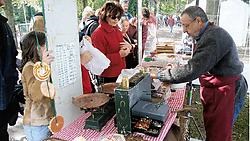 Aan de diverse kraampjes kan je onder meer proeven van artisanale koekjes. rr<br>