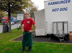 Wijkagenten zullen controleren of de handelaars zich aan de regels houden. Voor deze hamburger-<br>verkoper is dat alvast geen probleem.<br>Carol Verstraete