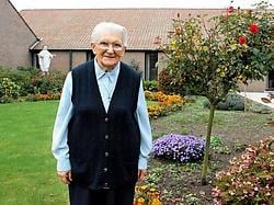Zuster Christine voor het klooster. Komend weekeinde heffen de zusters het glas op een rijke en vooral menslievende geschiedenis. Gianni Barbieux